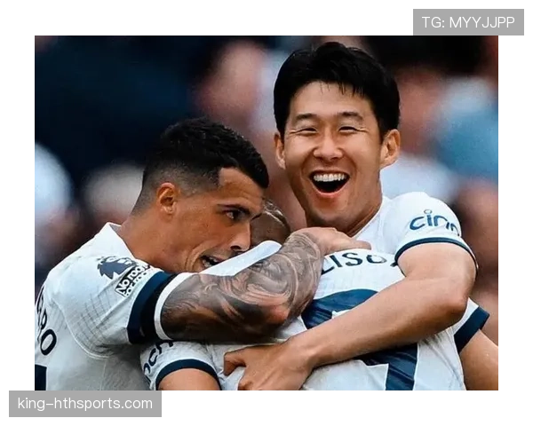 孙兴慜居然穿着拖鞋进更衣室，豪车旁边秒变路人小哥？